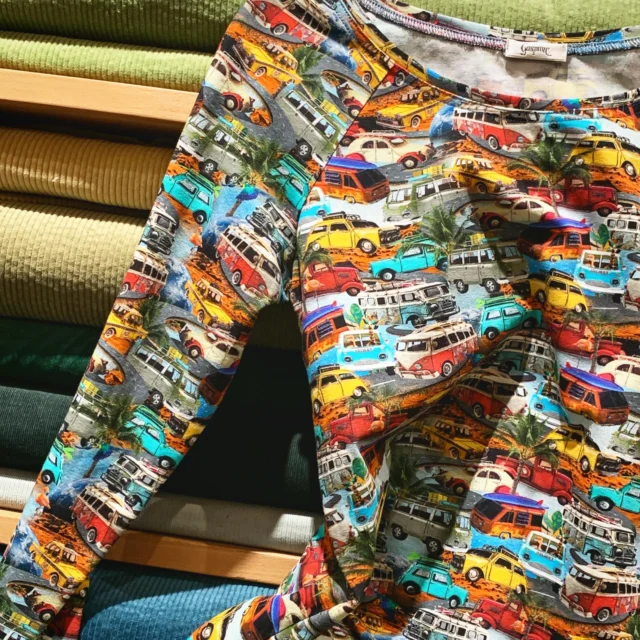 Das waren noch richtig schöne Autos! Umweltfreundlich, auf Baumwolle mit Elasthan. Auch auf Canvas erhältlich.
✂️✂️✂️✂️
#sewing#knöpfe#garconne#nähen 
#schnitte #schnittmuster #pattern #handmade #diy #stoffe #fabrics #libertyfabrics #handmadewardrobe #sewingproject #creativity