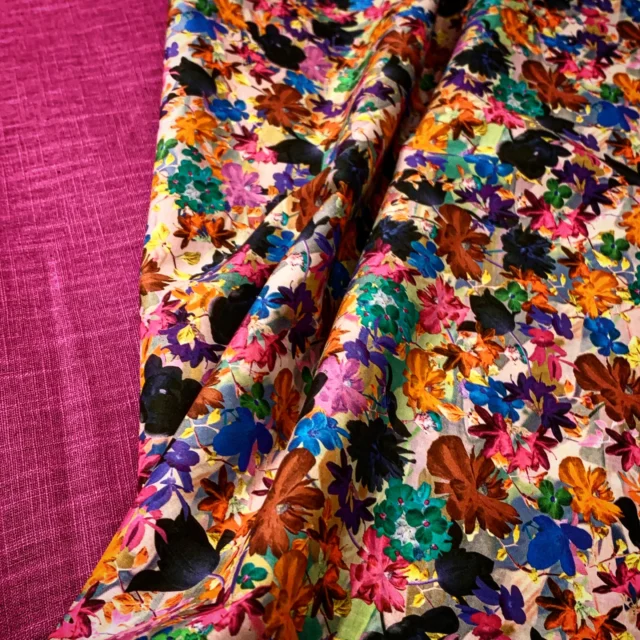 …. Blümchen, mit dem gewissen Etwas! Natürlich auch von Liberty fabrics. 
#sewing#knöpfe#garconne#nähen #schnitte #schnittmuster #pattern #handmade #diy #stoffe #fabrics #libertyfabrics #handmadewardrobe #sewingproject #creativity #stoffladen