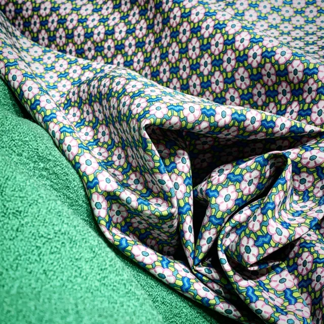 Es geht auch dezent bei Liberty fabrics. Hier kombiniert mit einer neuen Farbe vom Merinowalk.
#sewing#knöpfe#garconne#nähen 
#schnitte #schnittmuster #pattern #handmade #diy #stoffe #fabrics #libertyfabrics #handmadewardrobe #sewingproject #creativity #stoffladen